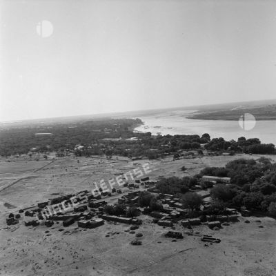 Vue aérienne d'un village près du fleuve Chari.