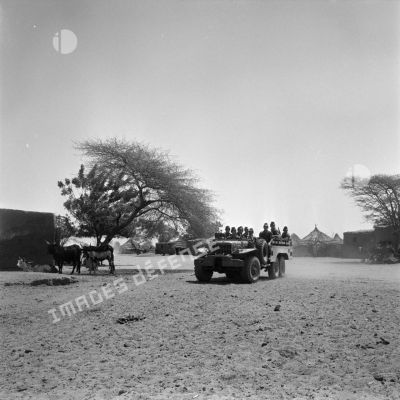 Soldats français à bord d'un véhicule dans le village tchadien de Gambir.