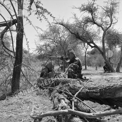 Un soldat français d'un commando tire à la mitrailleuse lors d'une opération au sud du village de Sehebaya, au Tchad.