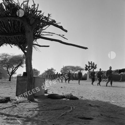 Les soldats d'un commando prennent position pour la nuit dans le village de Sehebaya au Tchad.