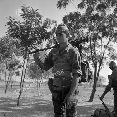 Un soldat de commando français dans le village de Sebehaya au Tchad.