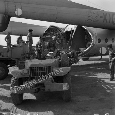 Déchargement du ravitaillement et du courrier d'un Noratlas sur la piste d'aviation de Bokoro, à 200 kms environ à l'est de N'Djamena.