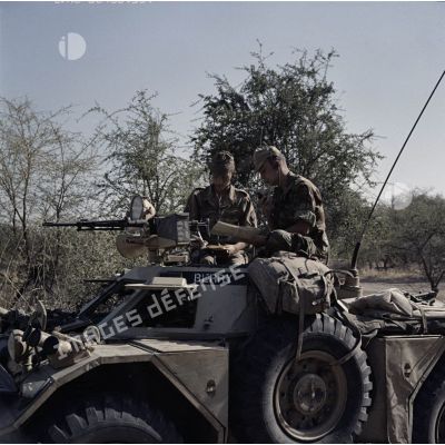 Deux soldats français à bord d'un blindé de reconnaissance de type Ferret au Tchad.