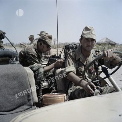 Deux soldats français à bord d'un véhicule léger, l'un d'entre-eux est au poste radio.