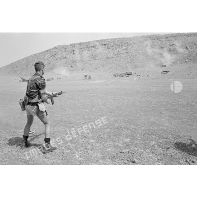 Un soldat du 3e régiment parachutiste d'infanterie de marine (RPIMa) s'entraîne au tir avec un fusil de marque SIG.