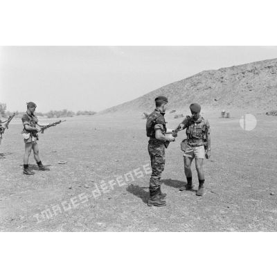 Des soldats du 3e régiment parachutiste d'infanterie de marine (RPIMa) s'entraînent au tir avec un fusil de marque SIG.