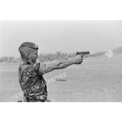 Un homme du 3e régiment parachutiste d'infanterie de marine (RPIMa) s'entraîne à tirer au pistolet Mac 50.