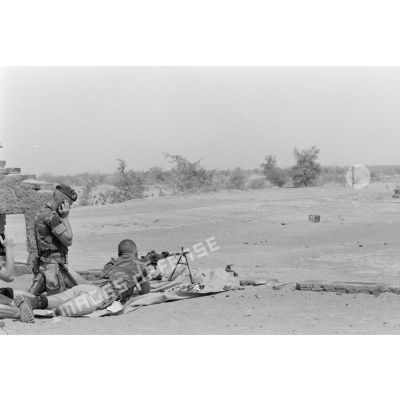 Un homme du 3e régiment parachutiste d'infanterie de marine (RPIMa) s'entraîne à tirer avec une mitrailleuse  AA-52.
