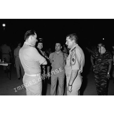 Le colonel Lardry s'entretient avec des officiers et sous-officiers des troupes de Marine lors d'une réception à N'Djamena.
