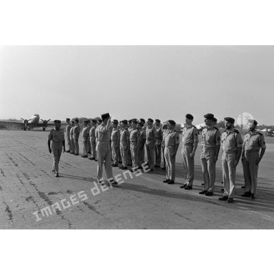 Le colonel Lardry passe en revue un détachement de l'Aviation légère de l'armée de terre (ALAT) sur la base de N'Djamena.