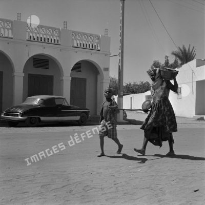 Une jeune femme et un enfant dans une rue au Tchad.