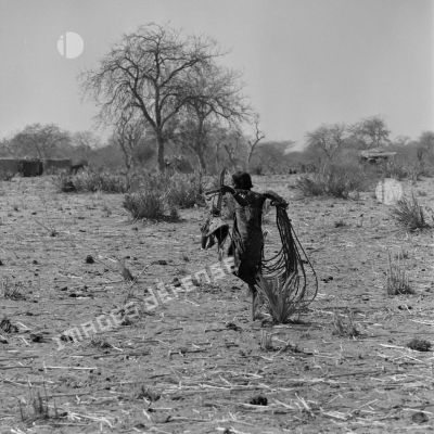 Une jeune femme tchadienne qui transporte des harnais.