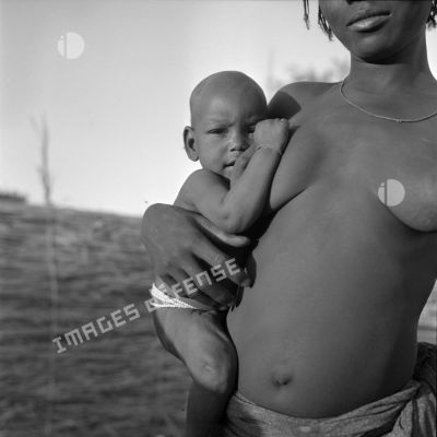 Portrait d'un bébé dans les bras de sa mère au Tchad.