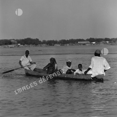 Une famille tchadienne dans une pirogue.