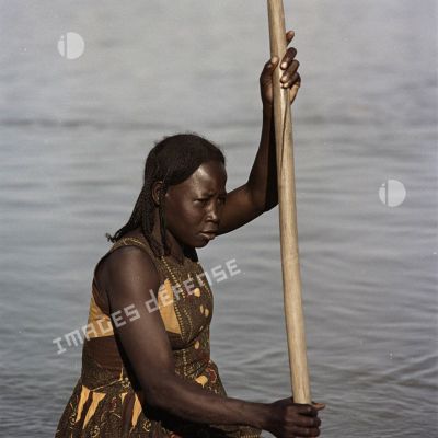 Une femme tchadienne dans une pirogue.