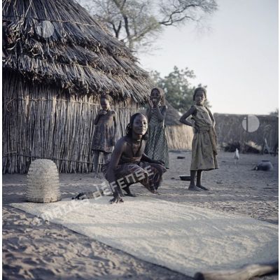 Une femme et ses enfants dans un village tchadien.