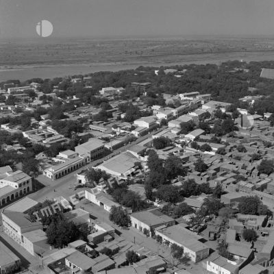 Vue aérienne de Fort Lamy (aujourd'hui N'Djamena), avec le fleuve Chari en arrière plan.