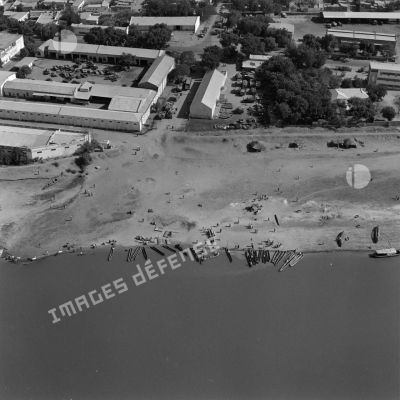 Vue aérienne de Fort Lamy (aujourd'hui N'Djamena) et du fleuve Chari.
