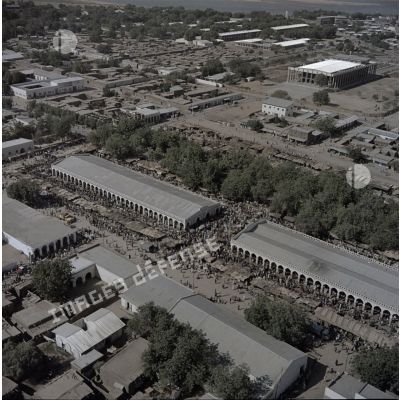 Vue aérienne du marché de Fort-Lamy (aujourd'hui N'Djamena).