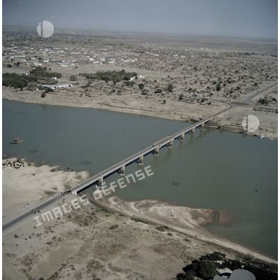 Le pont Chagoua sur le fleuve Chari, près de Fort Lamy (aujourd'hui N'Djamena).