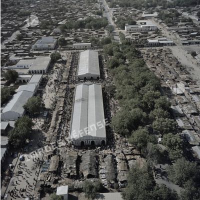Vue aérienne du marché de Fort-Lamy (aujourd'hui N'Djamena).