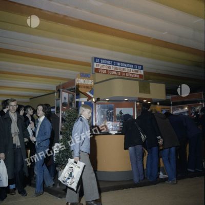 Visiteurs autour du stand de l'exposition Jeunesse 1976, dans l'ancienne gare de la Bastille.