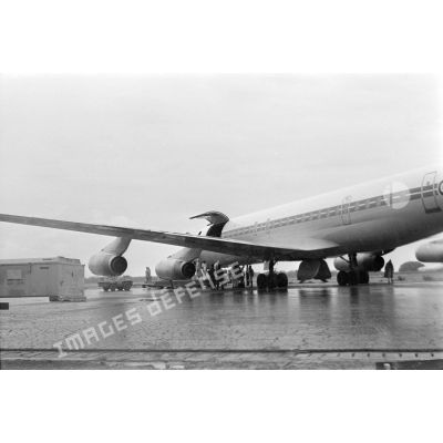 Déchargement d'un avion de transport DC-8 au Tchad.