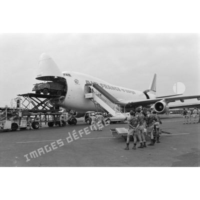 Déchargement des véhicules du 1er Régiment étranger de cavalerie (REC) d'un 747 Air France sur l'aéroport de Libreville.