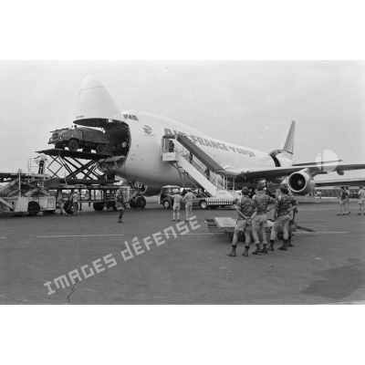 Déchargement des véhicules du 1er Régiment étranger de cavalerie (REC) d'un 747 Air France sur l'aéroport de Libreville.