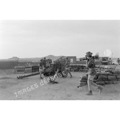Equipe du 11e régiment d'artillerie de marine (RAMa) de Dinan, en action sur un canon de 105 HM2 à Abéché.