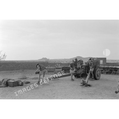 Equipe du 11e régiment d'artillerie de marine (RAMa) de Dinan, en action sur un canon de 105 HM2 à Abéché.