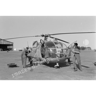 Installation de missiles SS 11 sur une Alouette III par des hommes d'un régiment d'hélicoptères de combat (RHC) à Abéché.