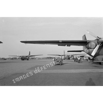 Avions Transall sur le parking de l'aéroport de N'Djamena.