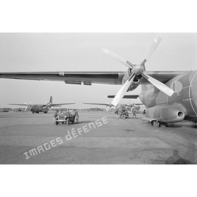 Avions Transall sur le parking de l'aéroport de N'Djamena.