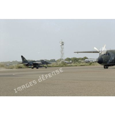 Avions Jaguar et Transall sur la base aérienne de N'Djamena avant leur départ en mission.