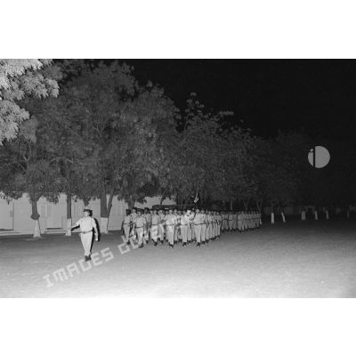 Défilé de la 2e compagnie du 2e régiment d'infanterie de marine (RIMa), avant son retour en France, sur la base de N'Djamena.
