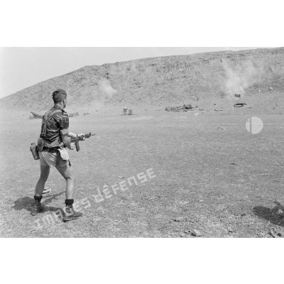 Un soldat du 3e régiment parachutiste d'infanterie de marine (RPIMa) s'entraîne au tir avec un fusil de marque SIG.