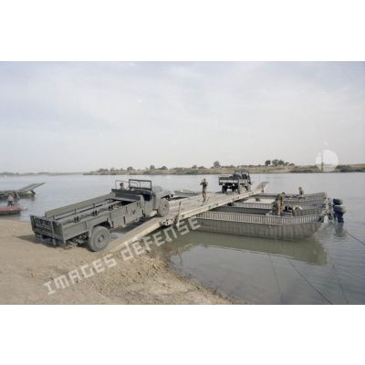 Sur le fleuve Chari, embarquement de camions sur une portière mise en place par le 17e régiment du génie parachutiste (RGP).