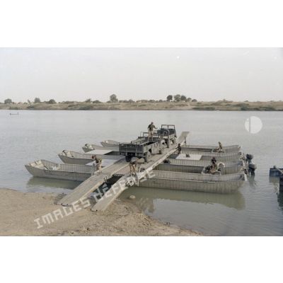 Sur le fleuve Chari,  embarquement de camions sur une portière mise en place par le 17e régiment du génie parachutiste (RGP).