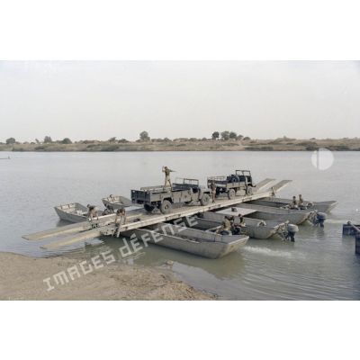 Sur le fleuve Chari, embarquement de camions sur une portière mise en place par le 17e régiment du génie parachutiste (RGP).