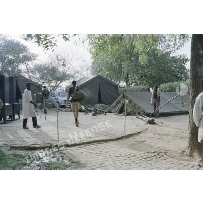 Montage des tentes de la zone vie de l'élément médical militaire d'intervention rapide (EMMIR) au nouveau dispensaire de Kousseri.