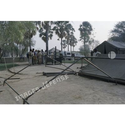 Montage des tentes de la zone vie de l'équipe médicale militaire d'intervention rapide (EMMIR) au nouveau dispensaire de Kousseri.