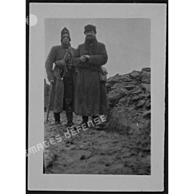 Dans les tranchées, le 15 janvier 1915 pour Germaine (sœur Lalande). A gauche, lieutenant Lalande. [légende d'origine]