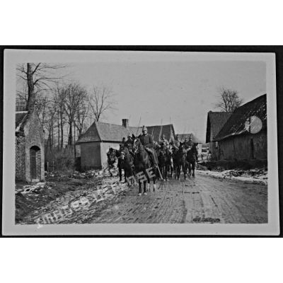 Le peloton Troullier devant sa ferme à Conchy. Janvier 1915. [légende d'origine]