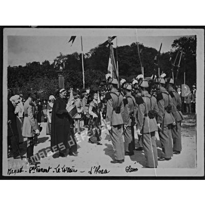 20 mai 1922. Remise des fanions de Metz et de Strasbourg. Le général Tanant à gauche. Le drapeau est porté par le s[er]g[en]t major Glain. [légende d'origine]