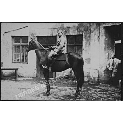 Soldat Martin venant du 7e Chasseurs à la 3e C[ompagn]ie du Train du 20 avril 1931 au 30 septembre 1931, monte sur mon cheval Bach Aga. Ecrit par le capitaine André Lalande. [légende d'origine et complétée par le donateur]
