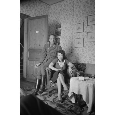 Un sous-officier de la marine allemande (Kriegsmarine) et une femme dans une chambre réquisitionnée d'une base de Loire-Atlantique.