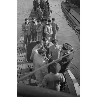 A Saint-Nazaire, sur le pont du sous-marin U-46 de retour de croisière.