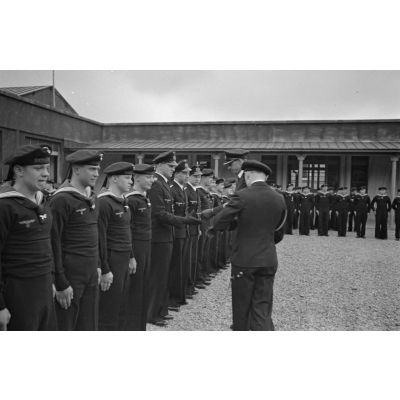 Le début de la cérémonie de remise de décorations aux équipages de sous-marin, les officiers se saluent.