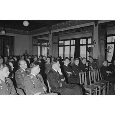 Au Grand Hôtel de Saint-Nazaire, le capitaine (Kapitänleutnant) Engelbert Endrass s'exprime devant un panel d'aviateurs et de marins allemands.